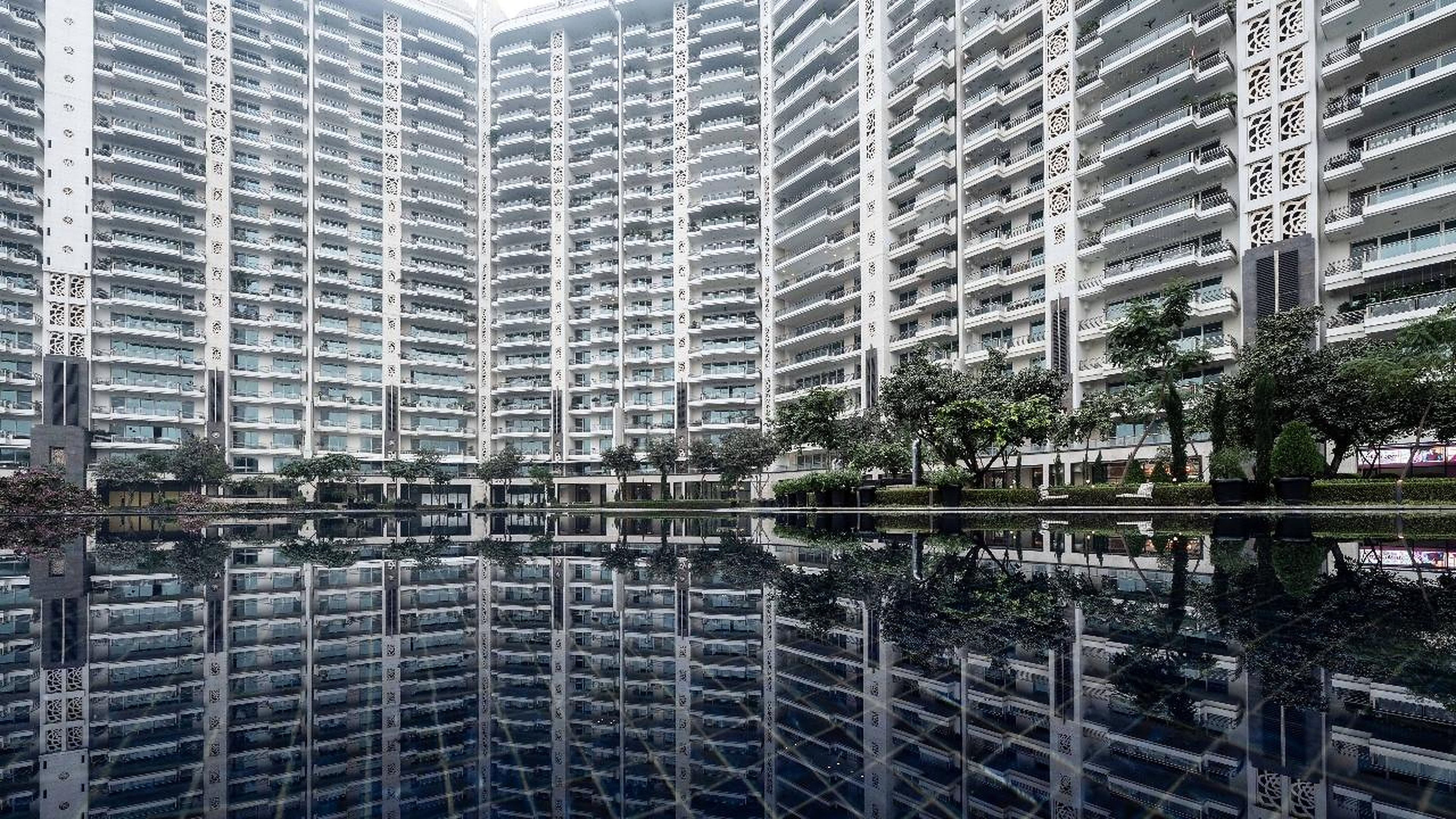 DLF The Camellias luxury residential amenities